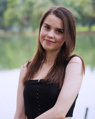 Porträt von Jamie Young am Wasser